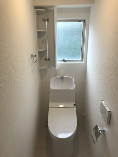 温水洗浄便座付きトイレ新規交換　コーナーキャビネット取付(内装)