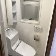 温水洗浄便座付きトイレ交換　コーナーキャビネット新規取付