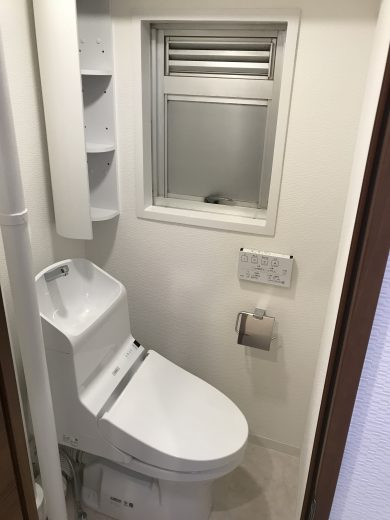 温水洗浄便座付きトイレ交換　コーナーキャビネット新規取付